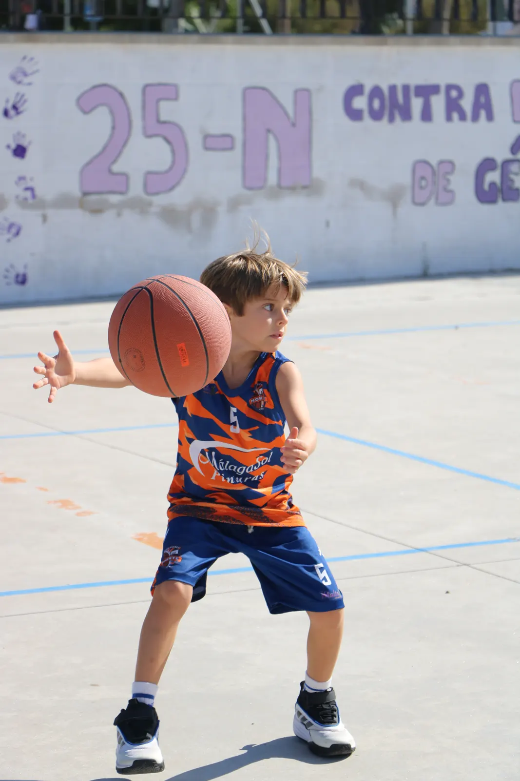 Niño de la escuela botando el balón