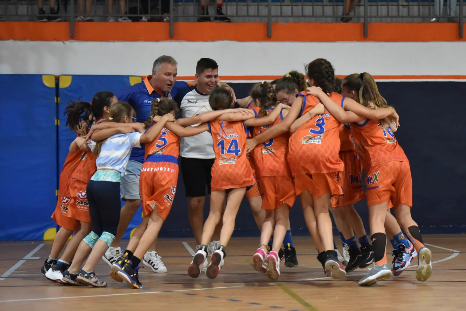 Equipo celebrando con sus entrenadores