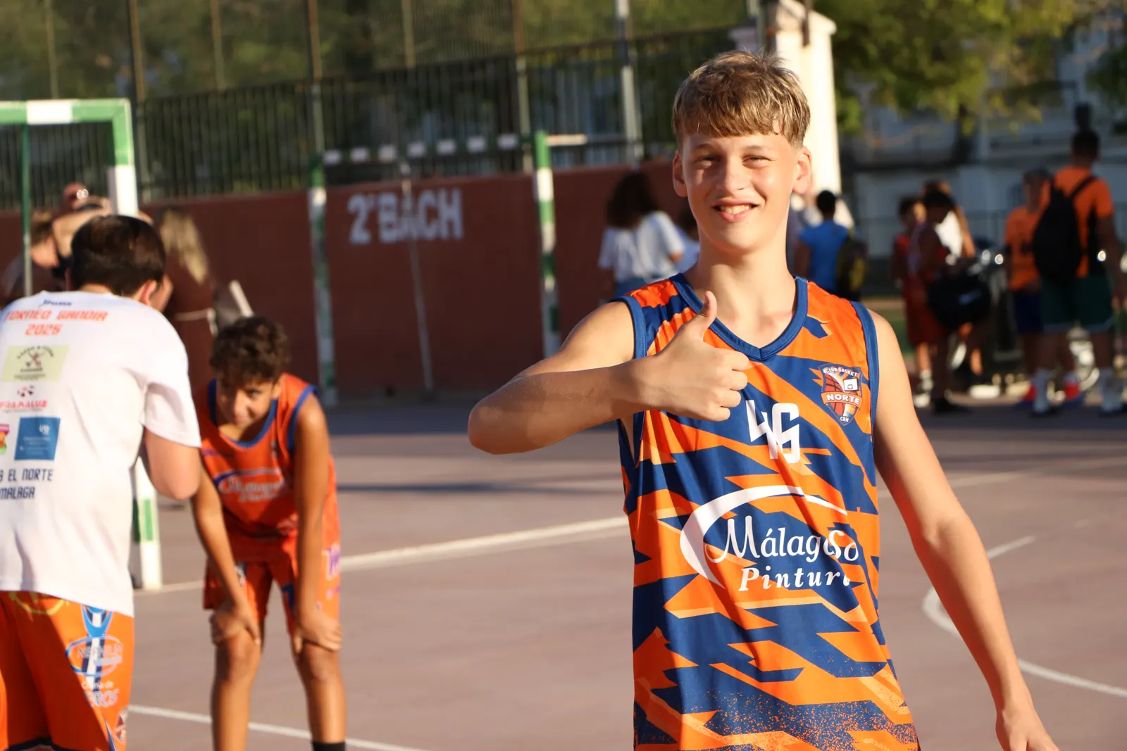 Jugador sonriendo con la camiseta del club